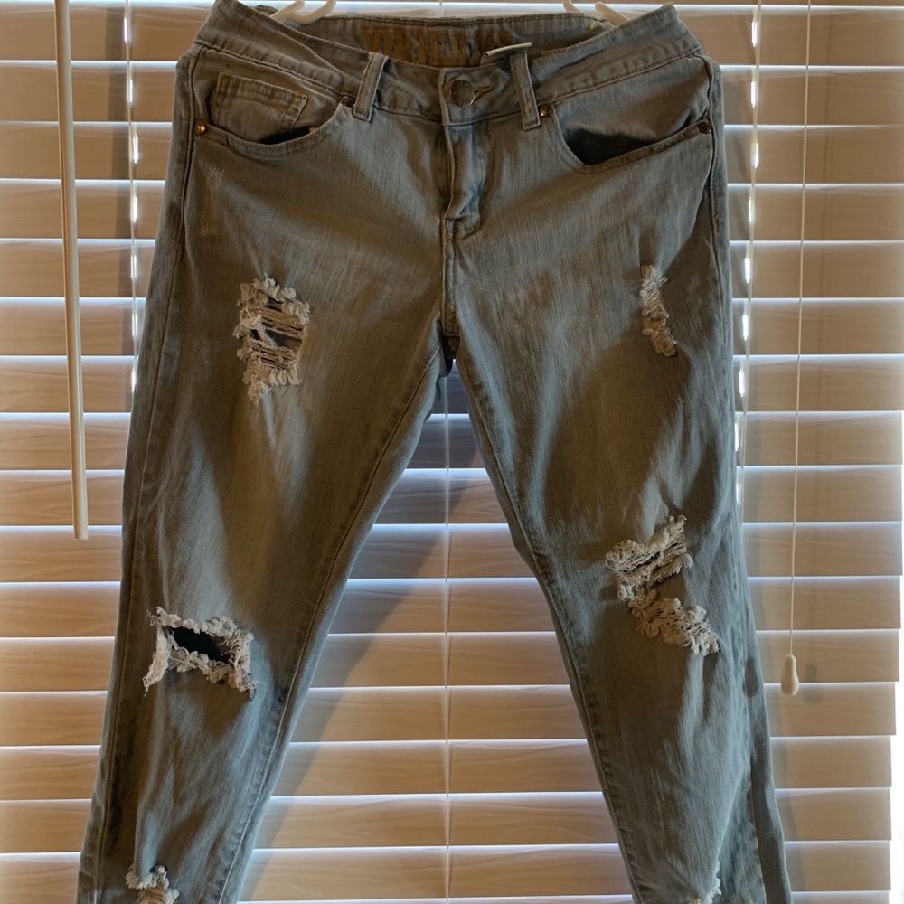 Light wash destroyed jeans